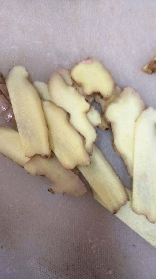 剁椒鱼头,姜切片