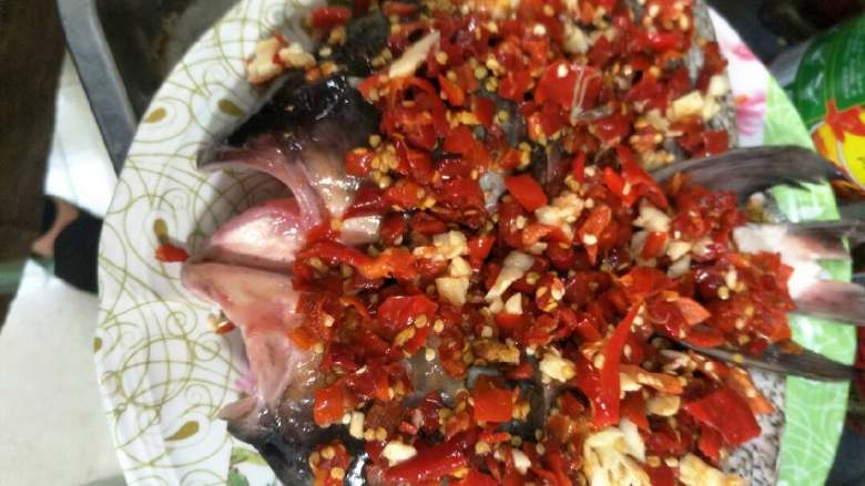 剁椒鱼头,铺在鱼头上面，加点香油，酱油腌制十五分钟，