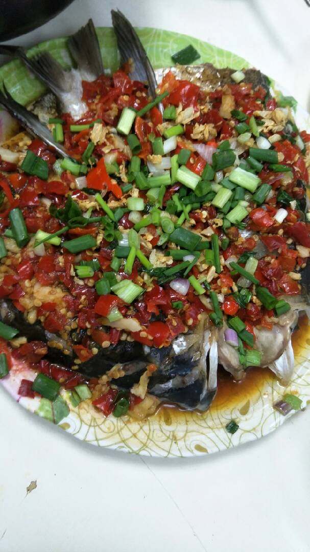 剁椒鱼头,大功告成。撒点葱花，更好看
