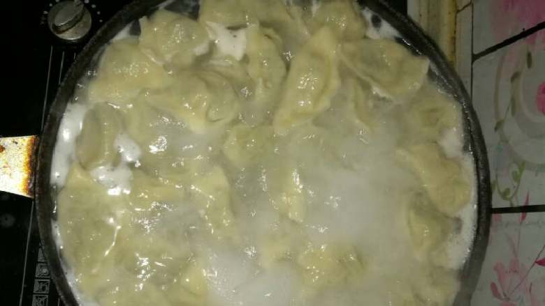 大鲅鱼水饺,开水下锅,煮至水饺涨圆,关火闷1分钟即可出锅。
