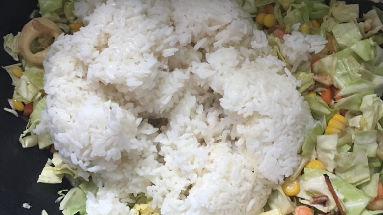 海鲜炒饭,倒入米饭,翻炒。