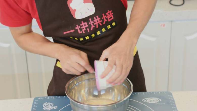 八寸火腿玉米披萨,然后把上面溶化的酵母水倒入<a style='color:red;display:inline-block;' href='/shicai/ 550'>高筋面粉</a>里
