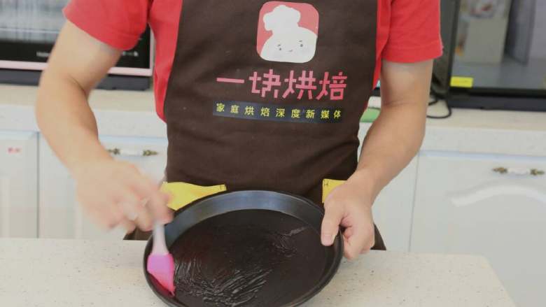 八寸火腿玉米披萨, 将披萨盘抹上少许<a style='color:red;display:inline-block;' href='/shicai/ 846'>色拉油</a>,这样会让烤出来的披萨饼底部颜色金黄,比较好看