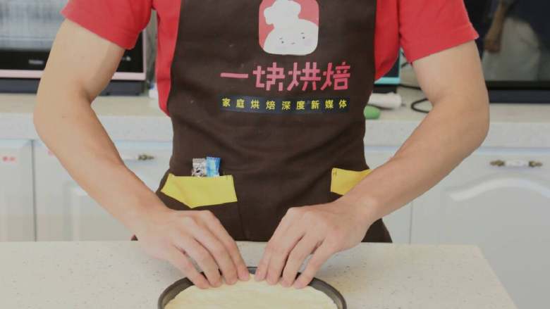 八寸火腿玉米披萨,铺满整个披萨盘,用手掌尖把面团从中间往边上慢慢的推压,能够逐渐推出圆滑浑厚的一圈披萨边 要尽量将面团延展大一些,因为面团会收缩。可以放冰箱半小时后,再次推压定型