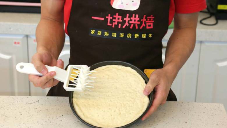 八寸火腿玉米披萨,可以用餐叉在饼底戳孔,为了避免烘烤过程中饼底膨胀