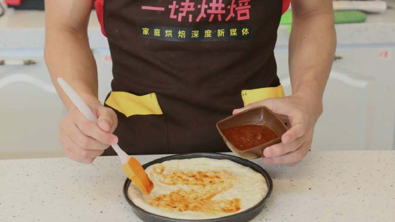 八寸火腿玉米披萨, 在饼底上刷上比萨酱或者色拉酱