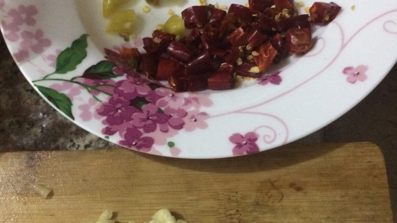 香辣鸡翅😘土豆条,准备好材料先,姜蒜,干花椒,干辣椒泡椒五个。
