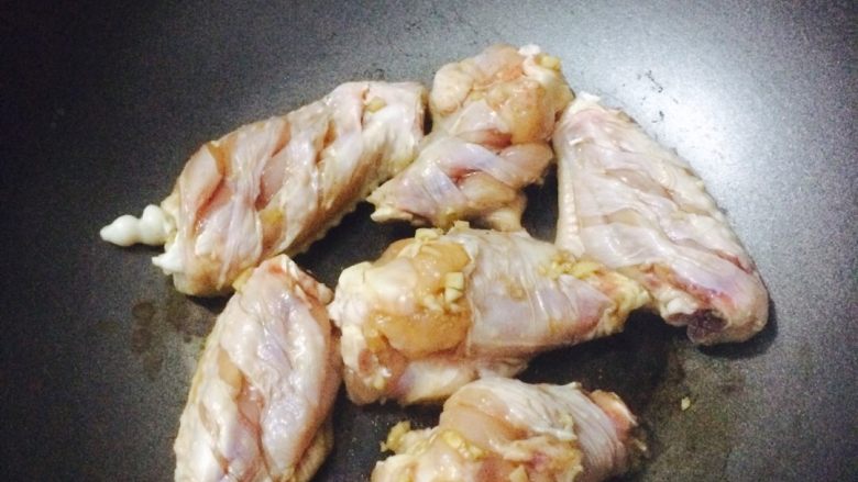香辣鸡翅😘土豆条,平底锅不用放油,把鸡中翅根机投放,在锅里面煎