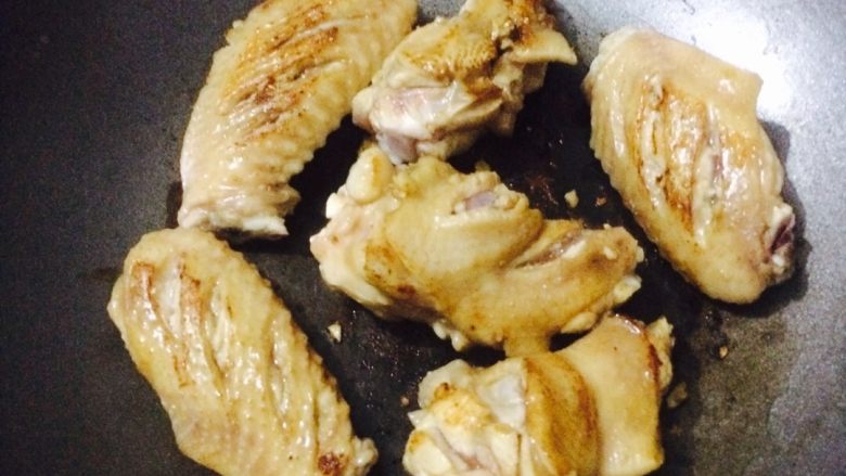 香辣鸡翅😘土豆条,一面煎好之后翻一面,另一面煎。