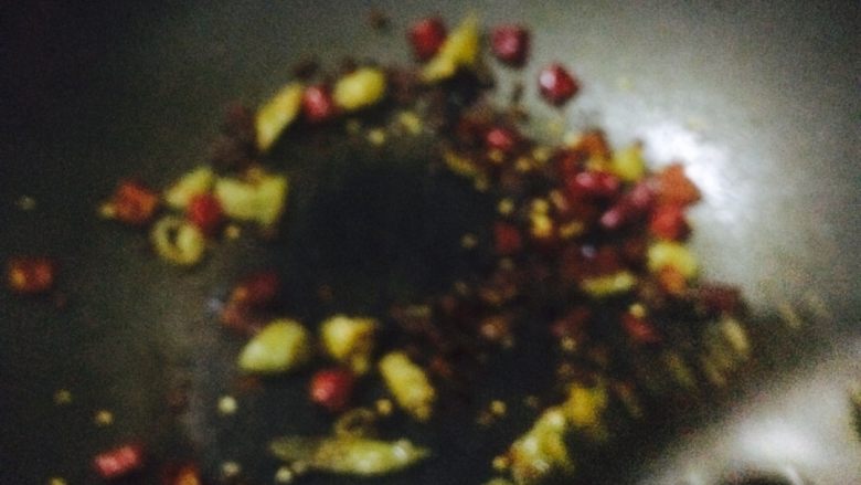 香辣鸡翅😘土豆条,锅里不用放油,放入两勺豆瓣酱,煎至出红油。放入干辣椒干花椒,将蒜,泡椒。翻炒出香味。