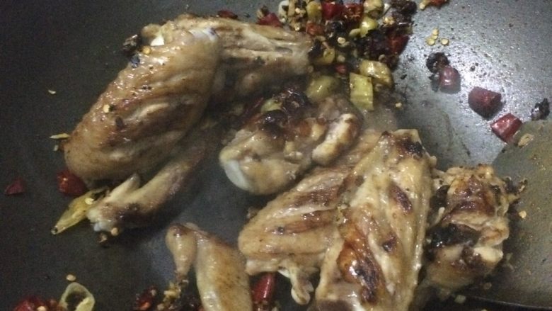 香辣鸡翅😘土豆条,倒入鸡翅翻炒出香味,让每一块鸡翅都粘上酱料。