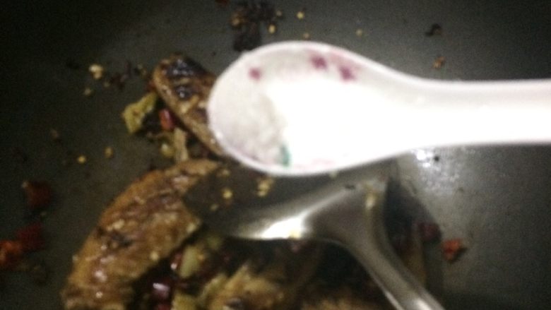 香辣鸡翅😘土豆条,再加一点点的白糖,一勺酱油。