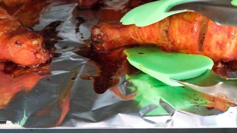 ☾懒人必备☽烤鸡腿🍗,★小心烫手带手套★烤完40分钟后翻过来在烤20分钟就可以咯,每家的烤箱脾气不一样,自己掌控好,烤糊咯就不好吃咯😘💕