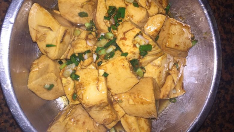 美味营养鲫鱼豆腐汤,豆腐捞起弄点，葱花，酱油，蚝油，在锅里翻炒一下两菜一汤完成