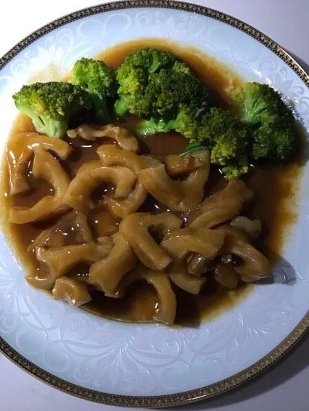 鲍汁花胶,用现成鲍汁将块状花胶在锅里炖15分钟后,出锅前可以尝试一下是否入味。然后在四周摆上西兰花。这样色香味俱全的鲍汁花胶就成啦!