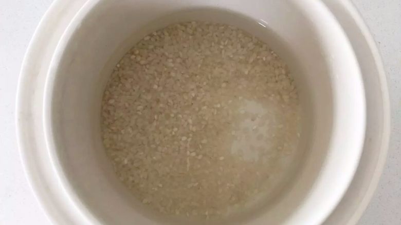 宝宝辅食:栗子鸡丝粥,将米放入BB煲,加入清水,用BB煲“BB粥”功能或电饭锅“煮粥”功能,进行熬粥。
》BB煲大概需要2个半小时,电饭锅需要1个半小时(每个品牌的BB锅或电饭锅,煮粥时间可能会不一样,妈妈们需要根据自家情况,调整下操作的时间哈)
》一般小芽熬粥,米和水的比例,会用1:7或1:8的比例,前者稠一点,但如果加的配料较多,就需要多加点水了。