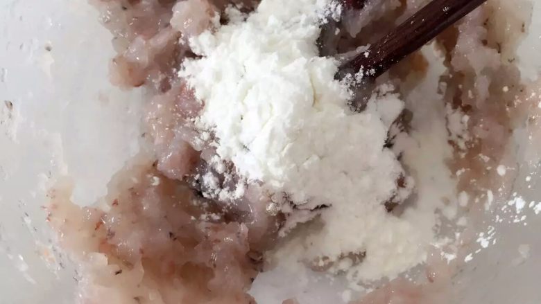 宝宝辅食：虾丸萝卜汤,加入淀粉