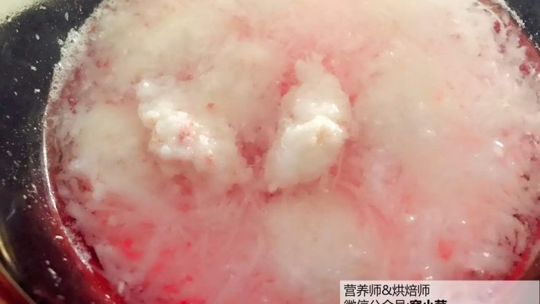 宝宝辅食：虾丸萝卜汤,加入步骤8中的虾丸，改小火慢炖10分钟左右。