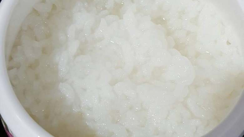 蔬菜瘦肉泡饭,白米提前浸泡一小时,加水放蒸锅里蒸熟,大一点的孩子可以直接用干饭,我娃还小要另外蒸软烂的干饭