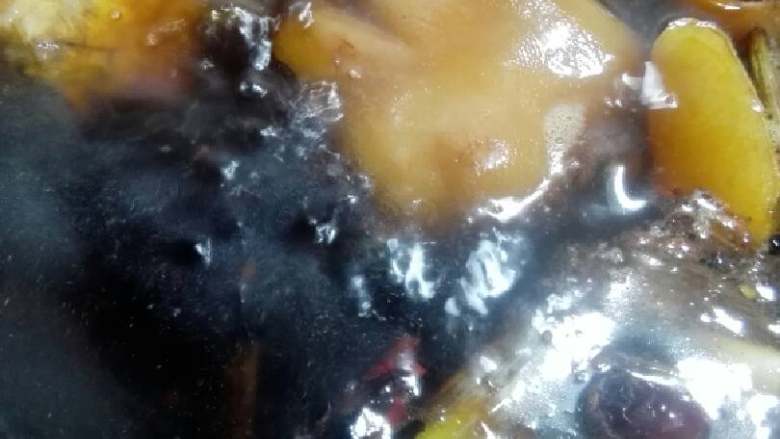 “啤酒麻辣猪蹄”绅士私房菜,2000毫升的热水淹没过猪蹄大火转中火焖至1小时至汤汁浓稠少量盐 味精,香菜一颗调味即可出锅😊