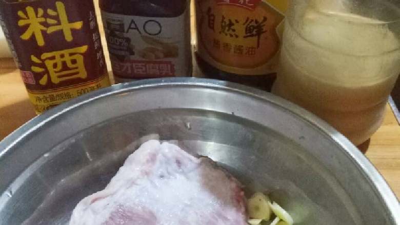 腐乳蜜汁叉烧,猪颈肉洗净，沥干水份。葱白蒜末各切好，所有调料备齐。