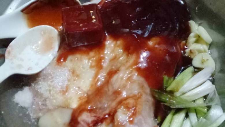 腐乳蜜汁叉烧,按照上方调料配比,加入所有调料,抓匀