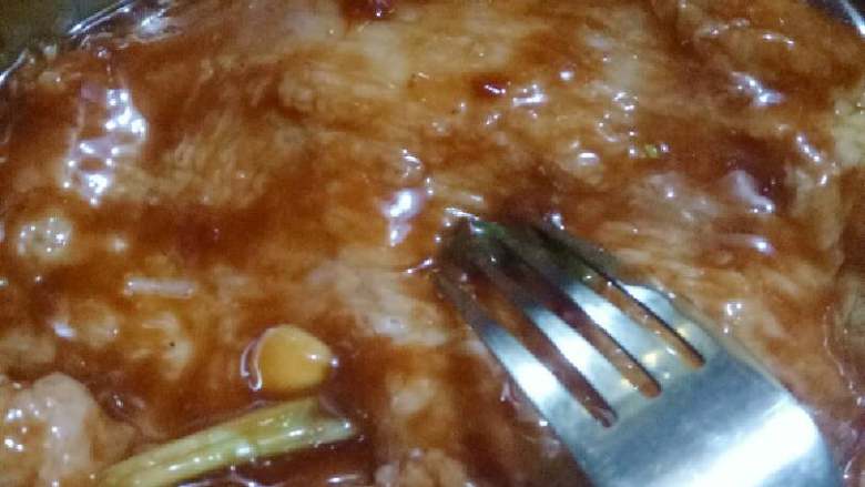 腐乳蜜汁叉烧,用叉子在肉上扎上小孔,以便腌制时更好入味。放入冰箱冷藏20小时以上,有时间慢慢腌个两天更入味。冰箱冷藏过程中记得翻一下肉,这样能更均匀地腌到酱汁。