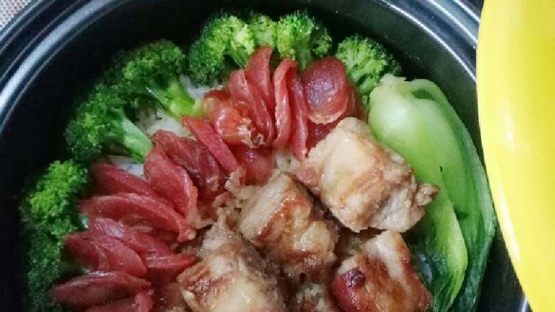 腐乳蜜汁叉烧,用叉烧肉与腊肠做煲仔饭更加诱人😍😍,大大的满足了老公的胃。唯一的不足是昨天做的煲仔饭没有锅巴,买的这个电磁炉小砂锅很容易焦底😪😪