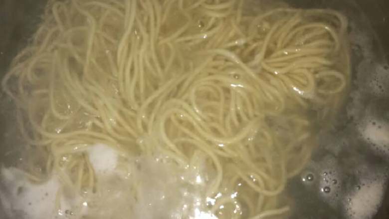 海鲜炒面,鲜面条开水煮熟，过凉开水