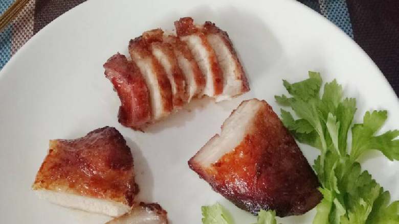 腐乳蜜汁叉烧,做法简单吧,切好的叉烧肉看起来是不是很美味诱人!