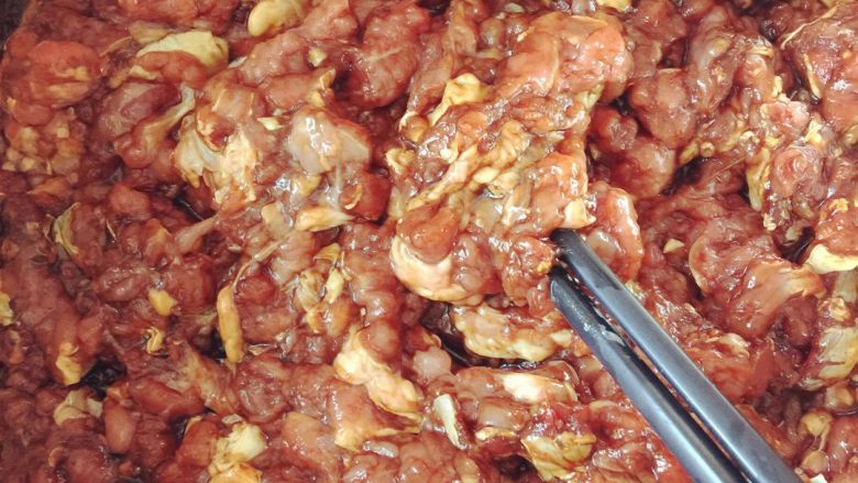 羊肉包子,自己剁的馅子，因为包包子可以不用太碎哈，加上老抽、味达美、盐、十三香搅拌均匀