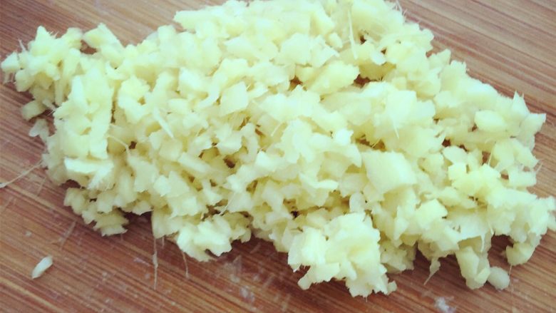 羊肉包子,葱姜切碎放入馅子里