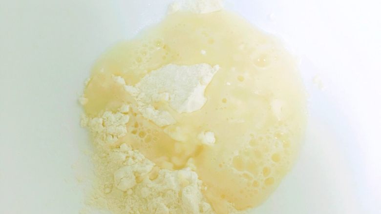 好吃到飞起来的黑眼豆豆,烫种的材料:40g<a style='color:red;display:inline-block;' href='/shicai/ 550'><a style='color:red;display:inline-block;' href='/shicai/ 550'>高筋面粉</a></a>中倒入40g沸水。