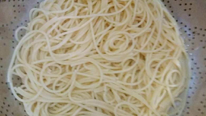 培根意大利面,捞出沥干水分