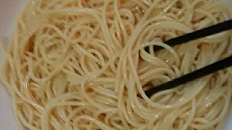 培根意大利面,倒入容器中倒入一点点食用油,搅拌均匀(可防止意面粘连)