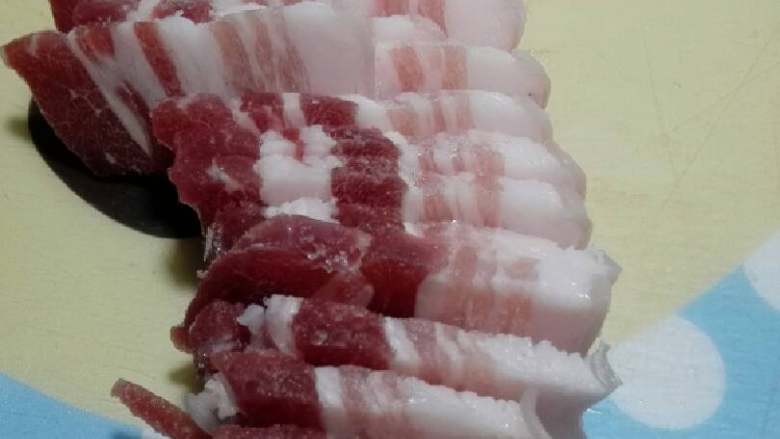 “辣炒黄豆五花肉”绅士私房菜,新鲜<a style='color:red;display:inline-block;' href='/shicai/ 428'>五花肉</a>均匀切片