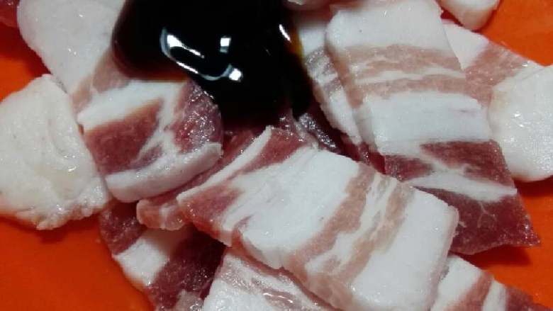 “辣炒黄豆五花肉”绅士私房菜,<a style='color:red;display:inline-block;' href='/shicai/ 894'>黄酒</a>10克,耗油5克抓匀腌制10分钟待入味