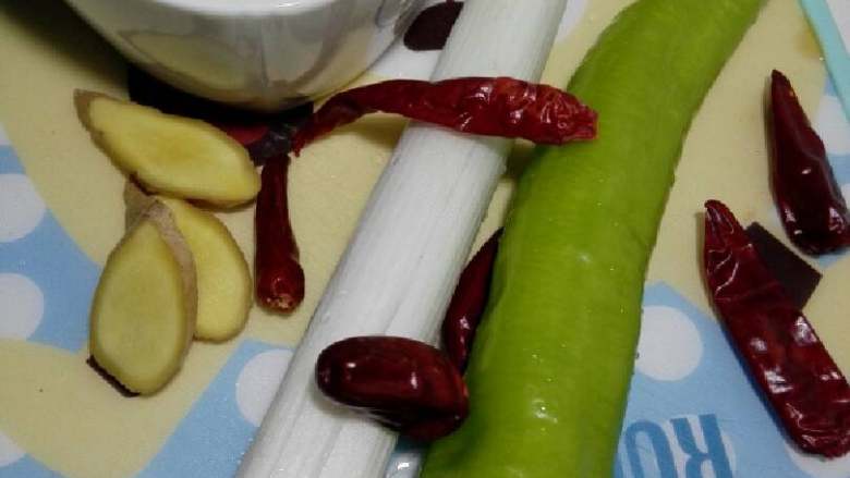 “辣炒黄豆五花肉”绅士私房菜,准备好配料，大葱，姜，朝天椒，<a style='color:red;display:inline-block;' href='/shicai/ 8778'>尖椒</a>，<a style='color:red;display:inline-block;' href='/shicai/ 3603'>黄豆</a>