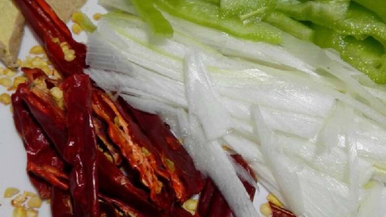 “辣炒黄豆五花肉”绅士私房菜,尖椒,大葱切丝,姜切片,朝天椒一分为二