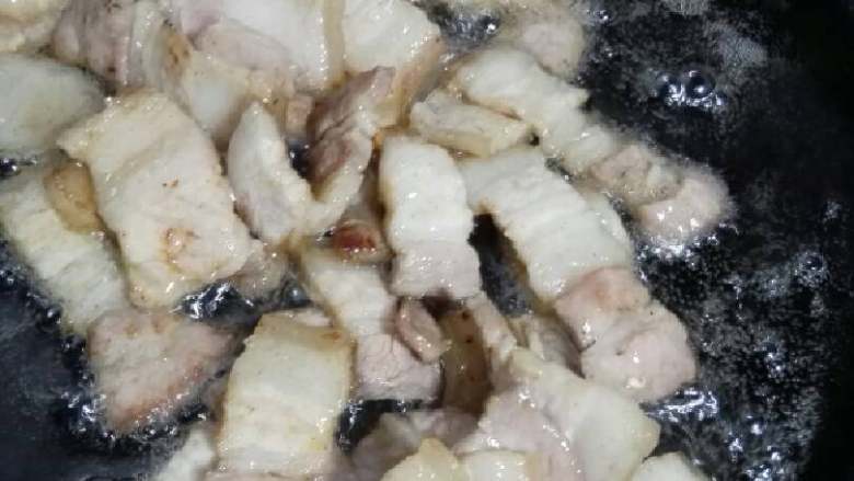 “辣炒黄豆五花肉”绅士私房菜,锅内烧油至8成热煸炒五花肉,建议多炒一会,这样吃起来不会太腻