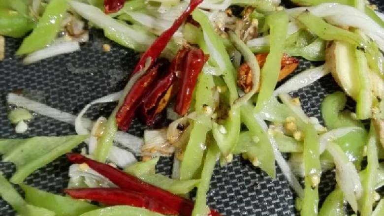 “辣炒黄豆五花肉”绅士私房菜,大火爆香配料至出香味