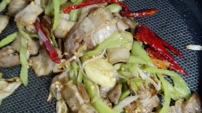“辣炒黄豆五花肉”绅士私房菜,放入五花肉继续煸炒后依次加入<a style='color:red;display:inline-block;' href='/shicai/ 788'>生抽</a>15克，<a style='color:red;display:inline-block;' href='/shicai/ 715'>白醋</a>3克，盐，味精少量最后大火爆炒3分钟即可出锅