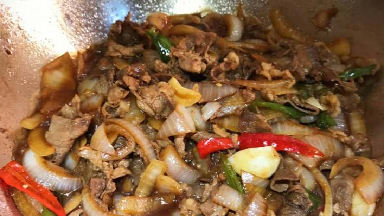 好吃又简单的牛肉饭,加开水至没过肥牛,放酱油、盐、糖、鸡精、佐料粉和少许料酒