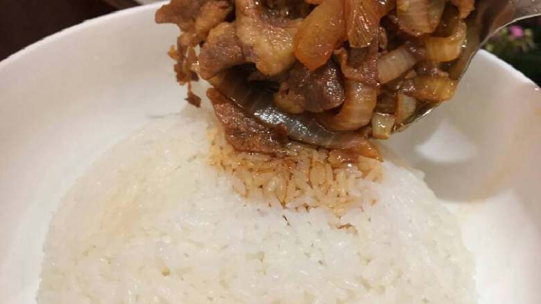 好吃又简单的牛肉饭,大火约几分钟,炖至剩少量汤汁,盛米饭,将菜直接盖到饭上,开吃