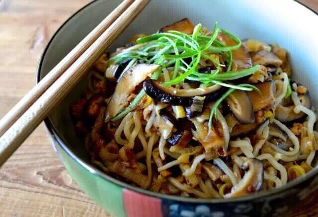 香菇猪肉炒面