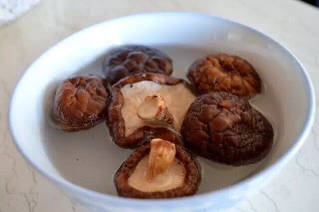 香菇猪肉炒面,干香菇用清水泡1-2小时,泡软后将香菇内的清水沥出。