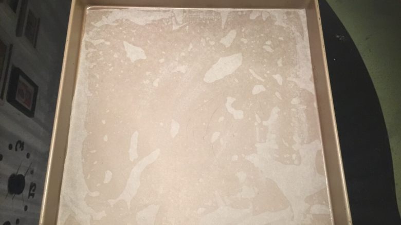 波浪抹茶蛋糕卷,载剪一张和28x28的金盘大小的油纸(油布),底部刷少许油,将油纸放入烤盘内,抹平