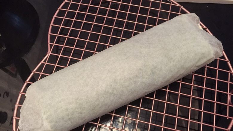 波浪抹茶蛋糕卷,利用擀面杖卷起,冰箱冷藏2小时以上