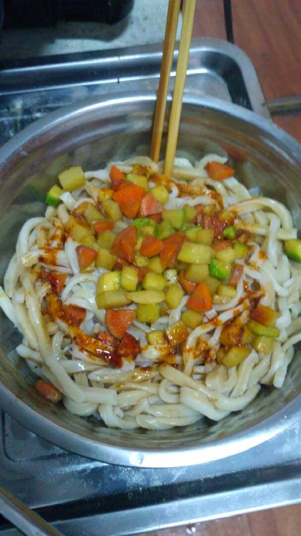 削筋面,煮熟的面条依据自己喜好，可以过一下凉水。加盐，<a style='color:red;display:inline-block;' href='/shicai/ 717'>味精</a>，<a style='color:red;display:inline-block;' href='/shicai/ 852'>辣椒油</a>，酱油，<a style='color:red;display:inline-block;' href='/shicai/ 750'>陈醋</a>，加入炒好的配菜即成
