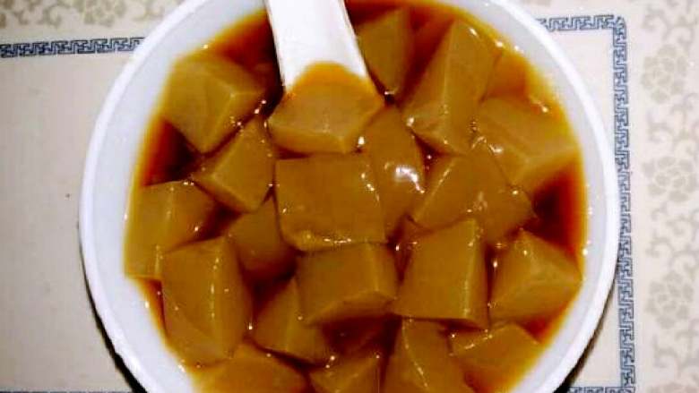 择子豆腐(家乡美食),切成小块,浇上事先泡好的红糖薄荷水,一碗清凉解暑的Q弹择子豆腐做好了。也可以用白糖和醋,蜂蜜,炼乳,各种水果粒,凉拌,依个人喜好。